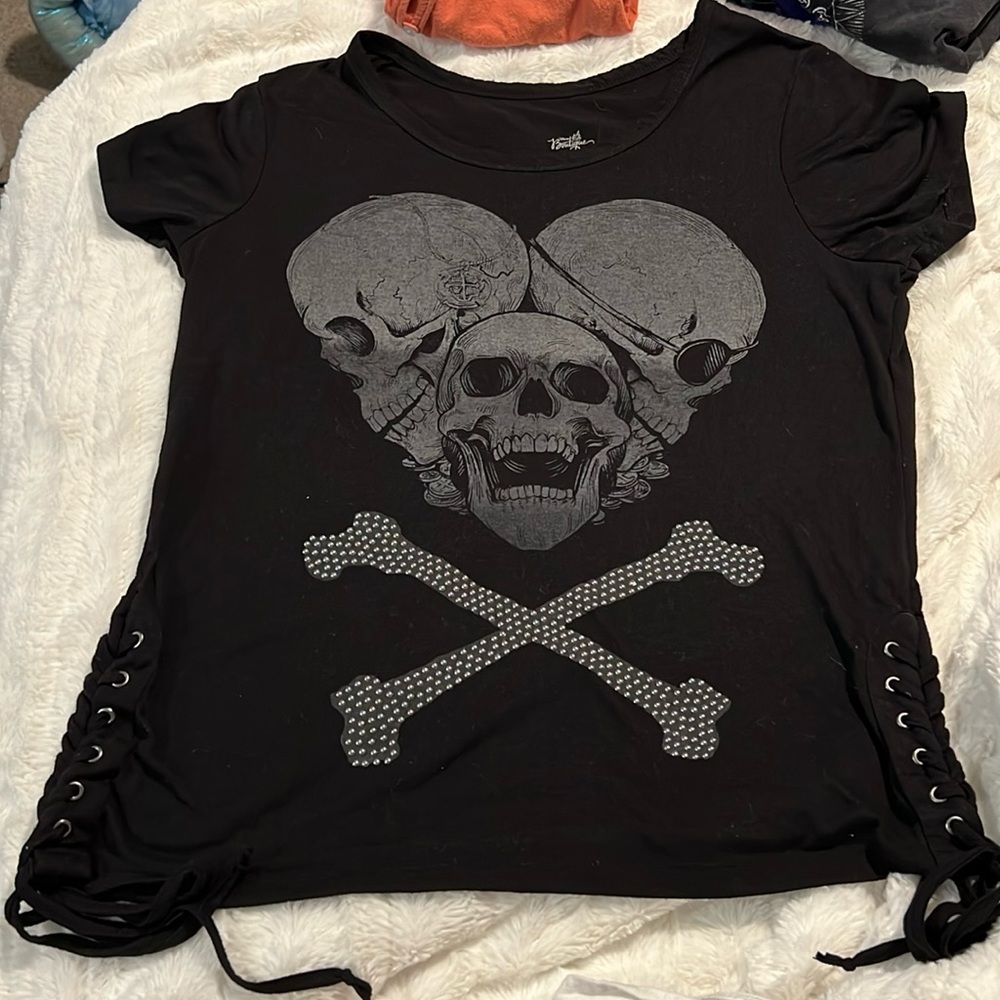 Disney pirates of the Caribbean size small women’s skull shirt